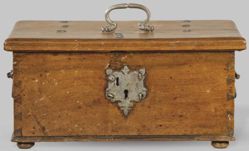 Lote 1239
Caja de caudales de nogal y herrajes, España S. XVIII.