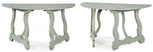  Pareja de consolas en forma de media luna, en madera probablemente de nogal con patas recortadas en forma de lira, con fiadores de madera en forma de S, pintadas posteriormente en azul grisáceo. 
Norte de Italia, primera mitad S. XVIII