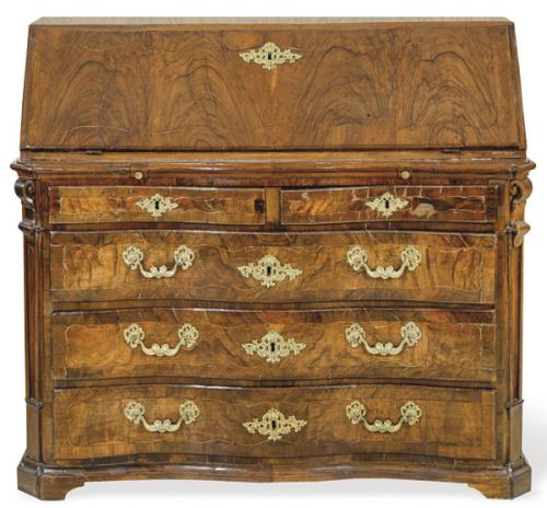 Lote 1249
Buró Don Joao, con frente de perfil sinuoso en madera de nogal
Portugal, segunda mitad S. XVIII