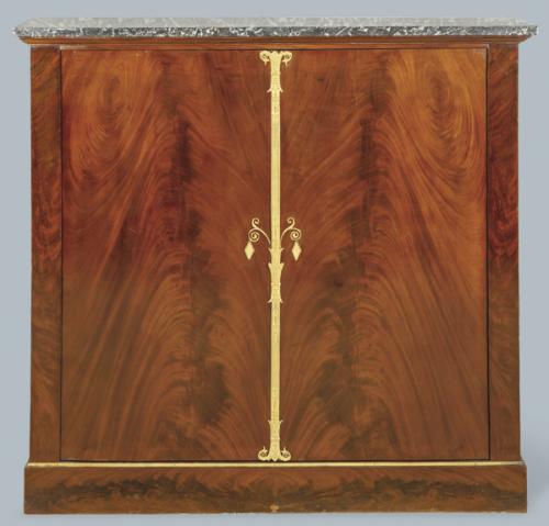 Lote 1252
Armario Imperio al estilo de Jacob Desmalter, en madera de caoba y palma de caoba. Francia, alrededor de 1810