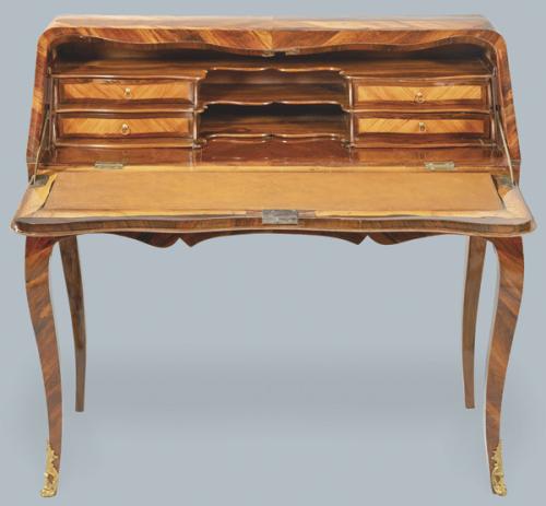  Bureau dos d’âne Luis XV, en madera de palo de rosa y embutido de limoncillo, con tapa abatible que se abre para revelar una superficie de escritura de cuero y cuatro cajones interiores. Francia, último tercio S. XVIII