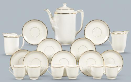  Servicio de café y té para once personas en porcelana de Limoges esmaltada en blanco con decoración en dorado y azul