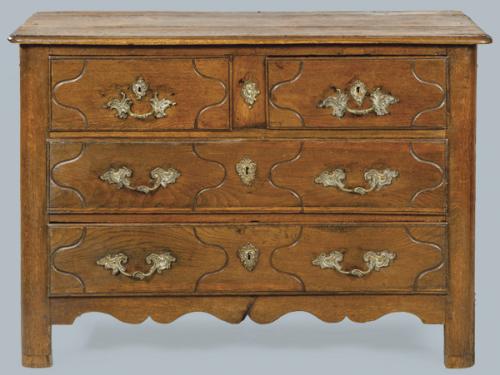 Lote 1271
Cómoda Luis XV en madera de roble tallada, con tres cajones con tiradores y escudos de cerradura en bronce. 
Francia, segunda mitad S. XVIII