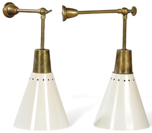  Pareja de apliques de pared con brazos articulados  y regulables en latón, con difusores metálicos lacados en blanco. Años 50