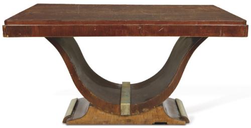  Mesa de comedor art decó, extensible, con tapa rectangular, sobre pedestal tipo góndola y apliques de bronce.
Francia, años 30