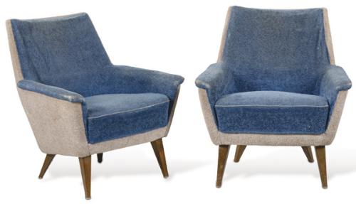 Lote 1275
Pareja de butacas tapizadas en gris y azul con patas troncocónicas en madera torneada. 
Años 60