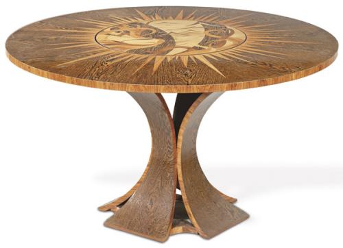 Lote 1282
Mesa circular de comedor, con la parte central giratoria decorada con marquetería de maderas exóticas.
S. XX