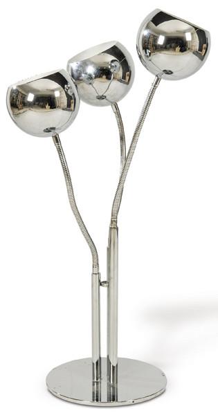  Lámpara de sobremesa space age con tres brazos de luz flexibles y orientables, con estructura de metal cromado.
Francia, años 60