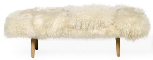 Lote 1294
Banco con patas torneadas en abedul, con tapicería simil piel de oveja blanca.
S. XX