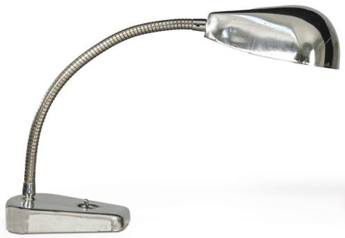 Lote 1302
Lámpara de mesa en metal cromado de los años 40