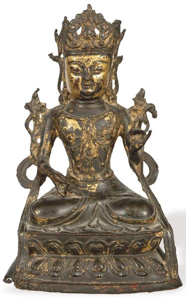  Buda Avalokitesvara o Buda de la Compasión en bronce con restos de pan de oro, China Dinastía Qing (1368 y 1644).