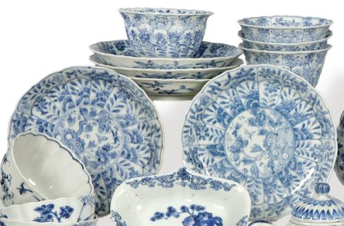  Cuatro cuencos y cinco platos a juego de porcelana de Compañía de Indias azul y blanco Dinastía Qing, posiblemente época de Kangxi (1668-1722)