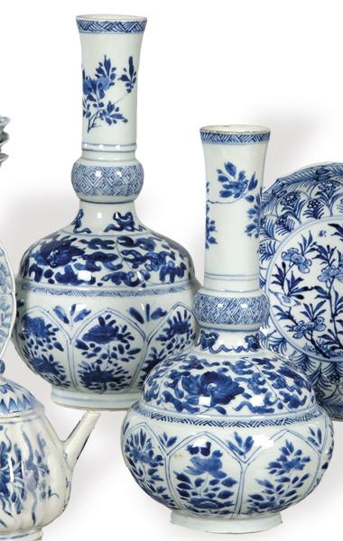 Pareja de jarrones de cuello largo de porcelana de Compañía de Indias azul y blanco, Dinatía Qing, época de Kangxi (1668-1722)