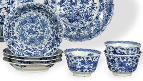  Tres cuancos y cuatro platos a juego de porcelana de Compañía de Indias azul y blanco, Dinastía Qing, época de Kangxi (1768-1722)=
