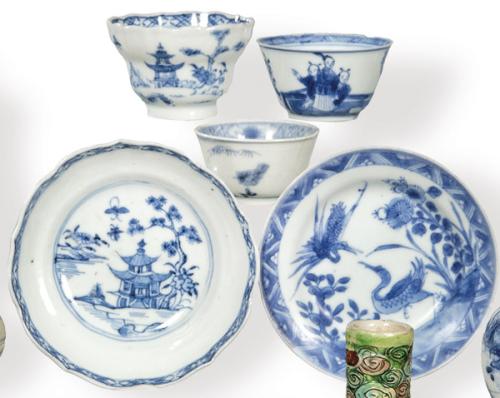  Tres pequeños cuencos y dos platos  de porcelana de Compañía de Indias, azul y blanco, Dinastía Qing S. XVIII