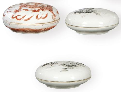  Lote de tres cajas circulares de porcelana china con decoración en rojo de hierro y grisalla, Dinastía Qing S. XIX