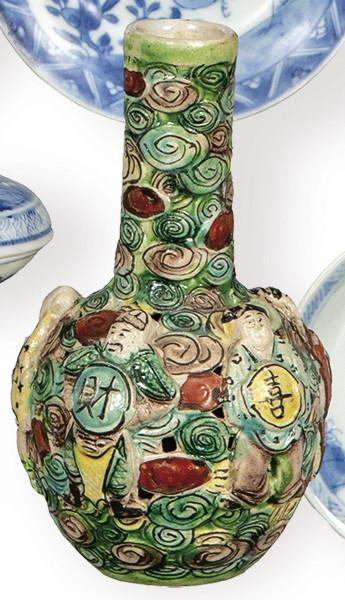  Pequeño jarrón de cuello largo de porcelana con decoración en relieve con esmaltes de la Famiila Verde, Dinastía Qing S. XIX