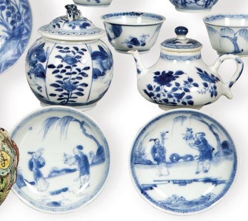  Tetera miniatura, bote con tapa y dos pequeños platos en porcelana de Compañía de Indias azul y blanco, Dinastía Qing, época de Kangxi (1668-1722)