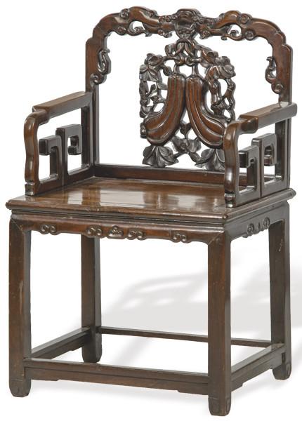  Sillón chino de olmo tallado Dinastía Qing ff. S. XIX pp. S. XX.