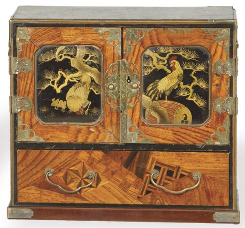 Lote 1372
Pequeño armario portatil de madera, marquetería y laca con decoración dorada, Japón, Periodo Meiji (1868-1912).