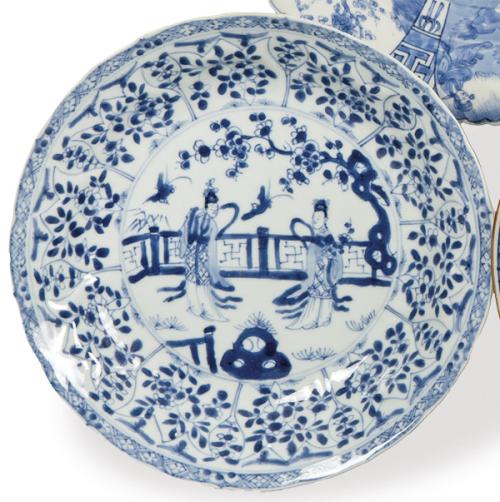  Plato hondo de porcelana de Compañía de Indias azul y blanco, Dinastía Qing, época de Kangxi (1668-1722).