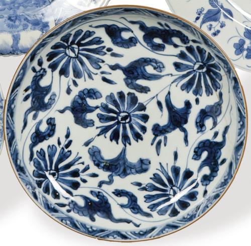  Plato hondo de porcelana de Compañía de India azul y blanco, Dinastía Qing S. XVIII.