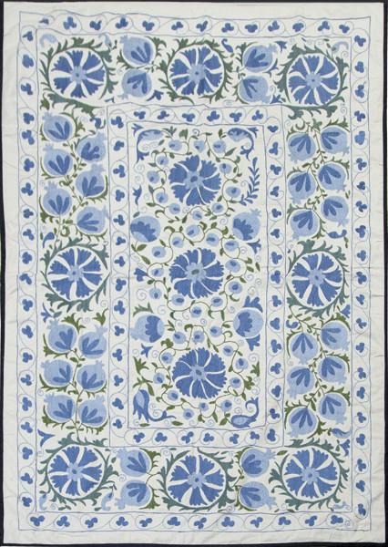  Souzani de algodón con campo blanco y bordados de granadas en azul, Uzbequistán S. XX.