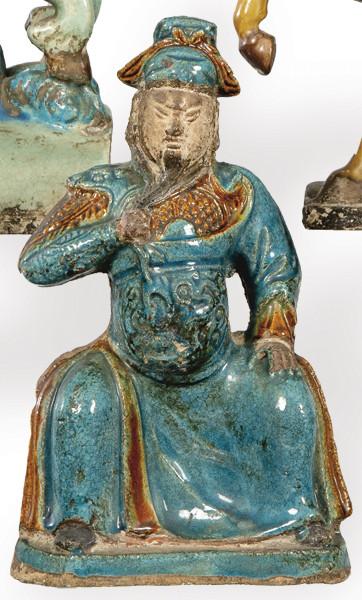  "Guerrero Sentado" en terracota vidriada en turquesa y caramelo, China, Dinastía Ming pp. S. XVII.