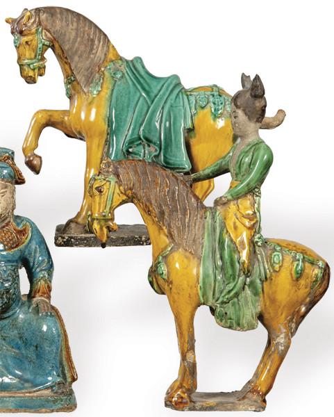  "Amazona" y "Caballo" en cerámica china con vidriado tipo sancai posiblemente Dinastía Ming (1368-1644).