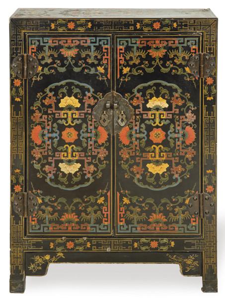  Pequeño armario portatil de madera, marquetería y laca con decoración dorada, Japón, Periodo Meiji (1868-1912).