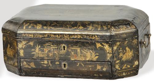  Caja china de laca negra con decoración dorada, Dinastía Qing S. XIX.