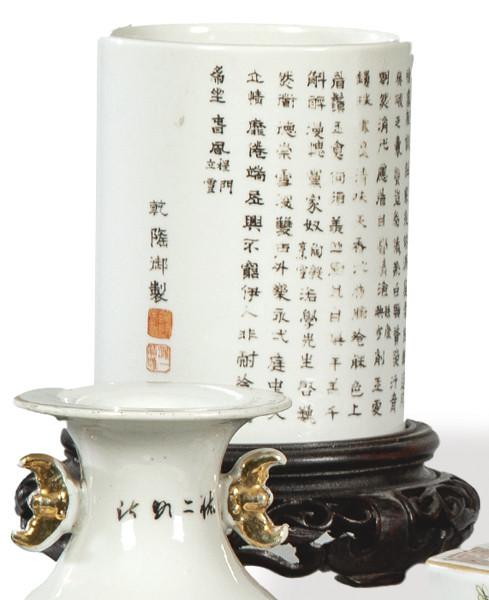  ote de pinceles en porcelana china cubierto por caracteres chinos con marca de época de Jiaqing (1796-1820).
