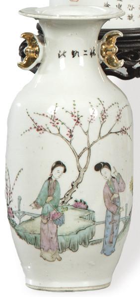  Pequeño jarrón de porcelana china con esmaltes polícromos, Dinastía Qing ff. S. XIX.
