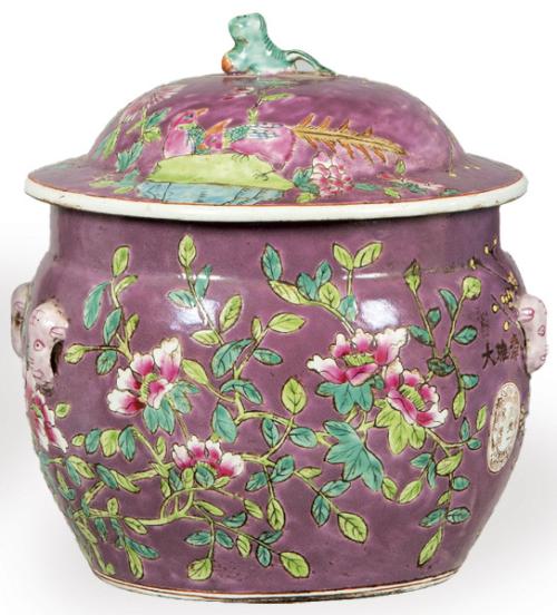 Lote 1393
Tibor de porcelana china con esmaltes polícromos, con vidriado morado, Dinastía Qing S. XIX.