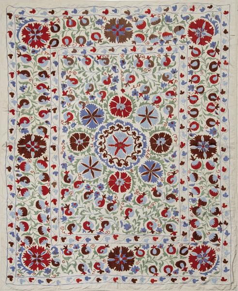 Lote 1400
Souzani de algodón blanco con bordados de granadas y flores de colores, Uzbequistán S. XX.