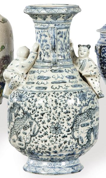  Jarrón de porceana china azul y blanco S. XX.