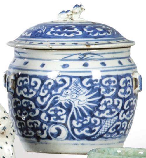  Bote con tapa de porcelana china azul y blanco, Dinastía Qing S. XIX.