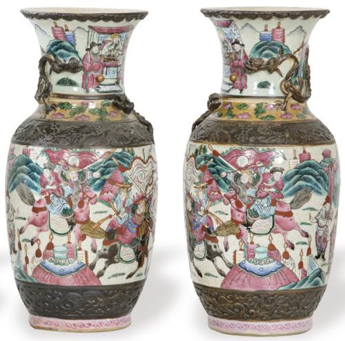  Pareja de jarrones de porcelana de la Familia Rosa con decoración de frisos sin vidriar con decoración en relieve, primer tercio S. XX.