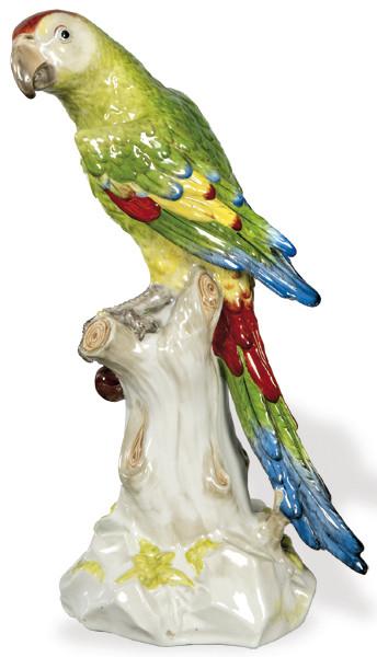  Figura de loro sobre un tronco de árbol de cerezo en porcelana pintada y esmaltada de Rudolstadt Volkstedt. Con marca en azul cobalta.
Alemania, 1890