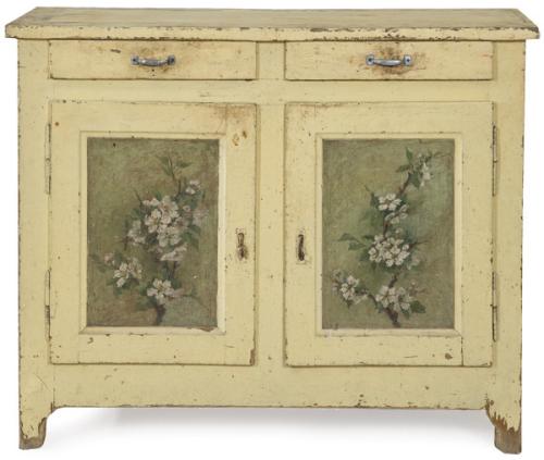  Aparador en madera de roble pintado en amarillo, con dos cajones cortos sobre puertas abatibles con el frente decorado con ramos de flores policromados. Faltas. Francia, principios S. XX