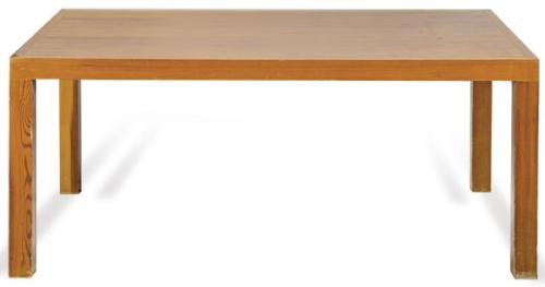 Lote 1416
Mesa de comedor en madera de pino, sobre patas cuadradas.
S. XX