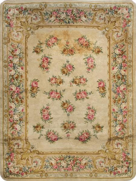  Alfombra española años 50-60.
Con campo beis y decoración de rosas dispersas y cenefa con guirnaldas florales y roleos vegetales en oro.