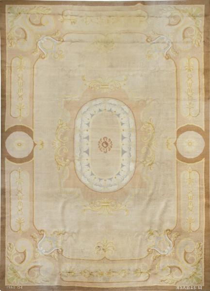  Alfombra española en lana de Miguel Stuyck con diseño neoclásico firmada y fechada en Madrid 1951.