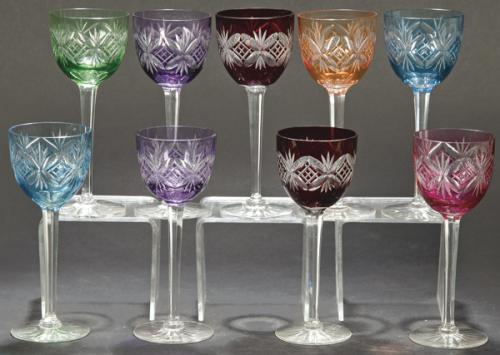  Juego de nueve copas de vino blanco de cristal tallado y esmaltado de distintos colores