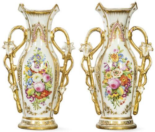  Pareja de jarrones en porcelana de Viejo París, con decoración de flores  y motivos dorados.
Francia, h. 1850