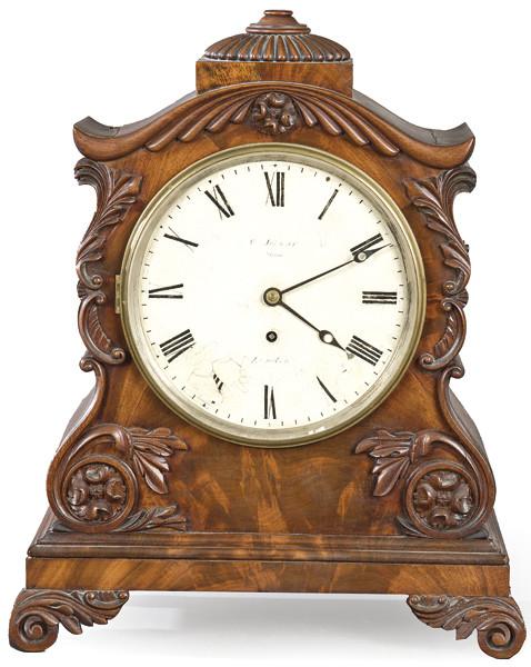  Reloj victoriano de sobremesa con caja en madera tallada de caoba y palma de caoba. Inglaterra, mediados S. XIX