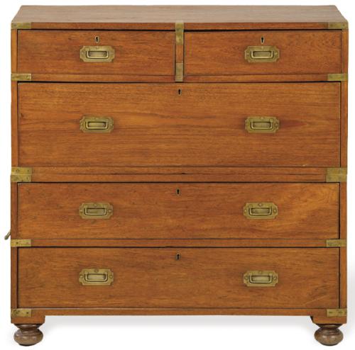  Cómoda militar georgiana en madera de roble, con herrajes de bronce dividida en dos módulos para su fácil transporte. Inglaterra principios S. XIX