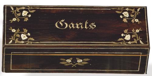 Lote 1442
Caja para guantes Napoleon III en madera de palosanto con marquetería de hueso y cobre, Francia h. 1850.