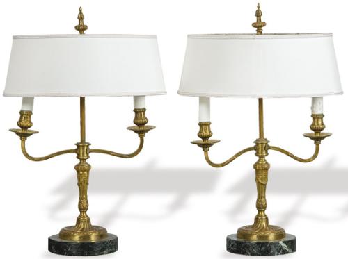 Lote 1446
Pareja de lámparas de sobremesa de dos brazos, en bronce con base de mármol verde.