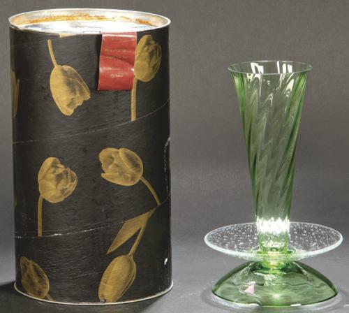 Lote 1454
Jarrón multiusos "Gemelli" en cristal verde, para Nestlé diseñado por el arquitecto checo Borek Sipek en la fábrica checa Ajeto en 1998.